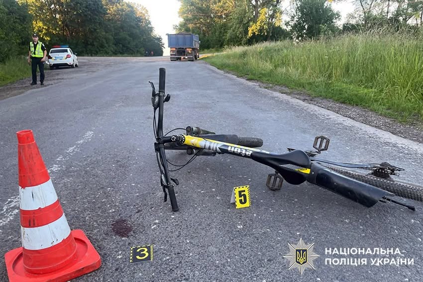 Вантажівка збила велосипедиста біля Хмельницького