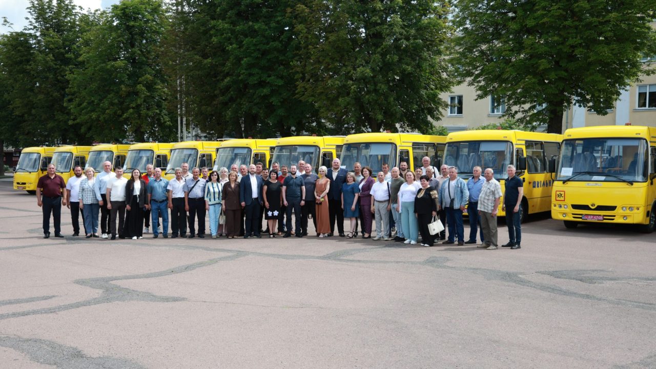Громадам Хмельниччини передали 15 сучасних шкільних автобусів