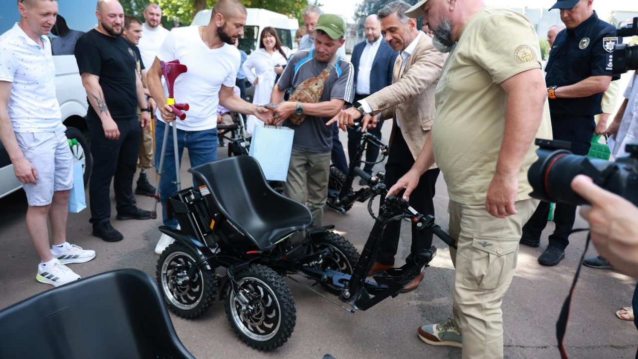 На Хмельниччині ветерани отримали сучасні спеціалізовані електричні транспортні засоби підвищеної прохідності