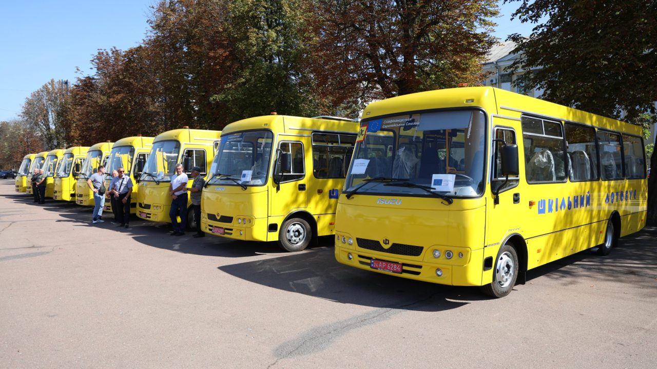 Ще 9 нових шкільних автобусів передали громадам Хмельниччини